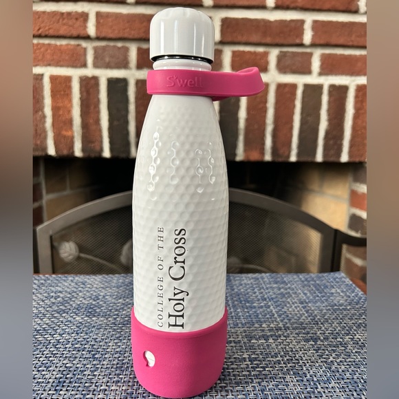 College of the Holy Cross 17oz/500ml S’Well Bottle with bumper and travel handle - Picture 9 of 9